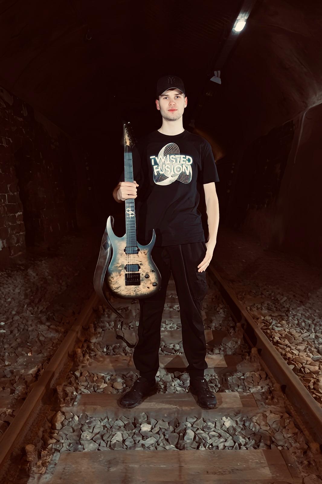 Rythm Guitar, Backing Vocals